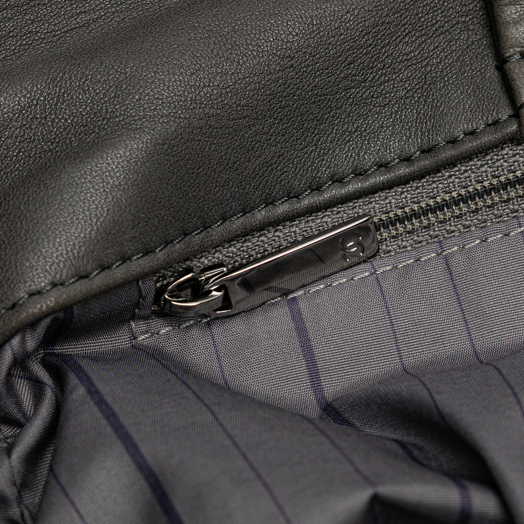 Chanel Cuir d’agneau clouté CC Accordion à rabat