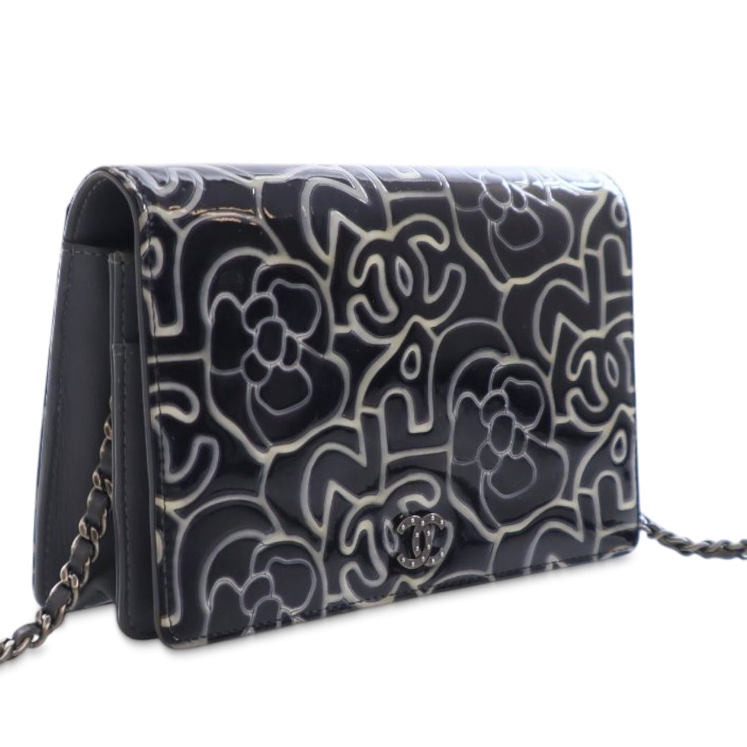 Chanel CC embossé Cuir verni Camellia Wallet On Chain