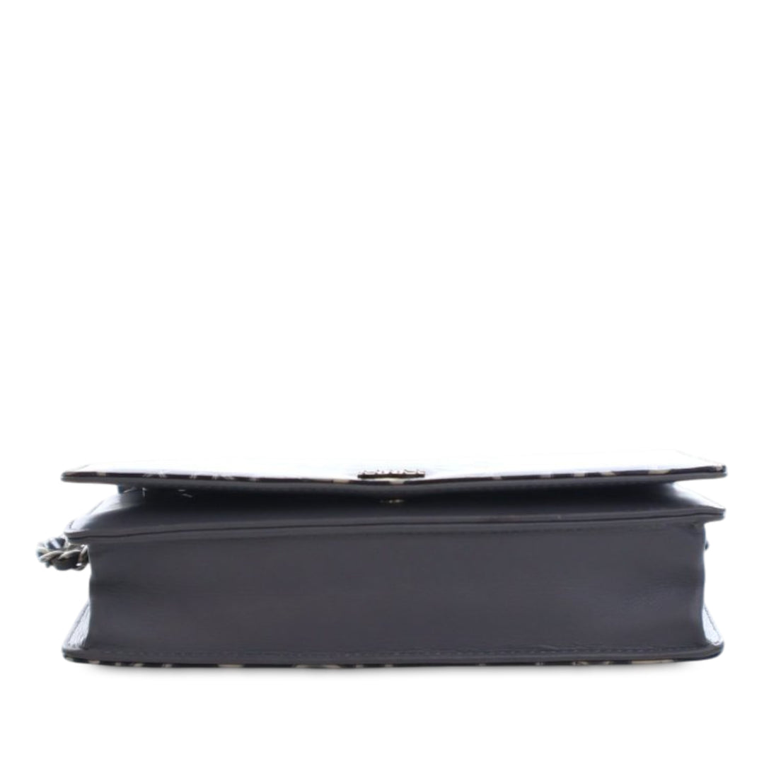 Chanel CC embossé Cuir verni Camellia Wallet On Chain