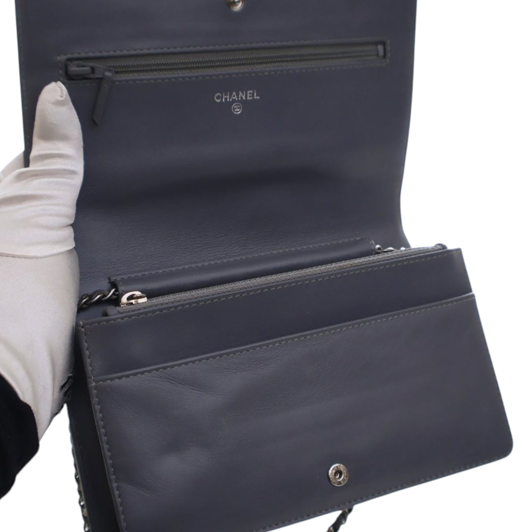 Chanel CC embossé Cuir verni Camellia Wallet On Chain