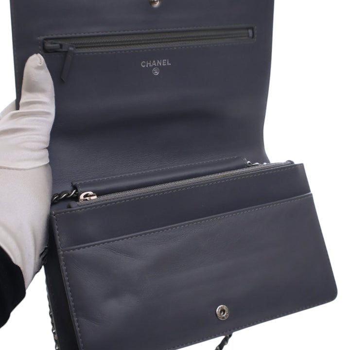 Chanel CC embossé Cuir verni Camellia Wallet On Chain