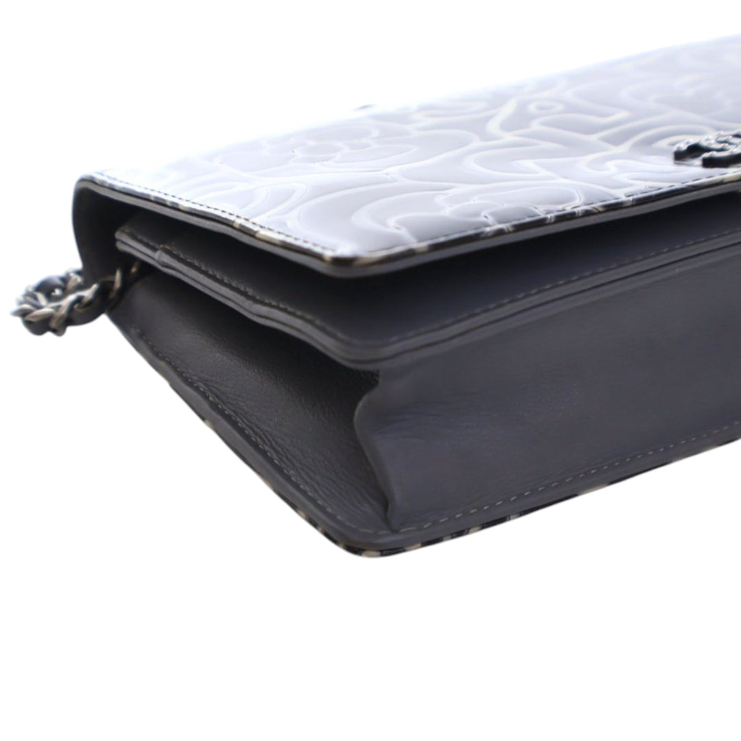 Chanel CC embossé Cuir verni Camellia Wallet On Chain