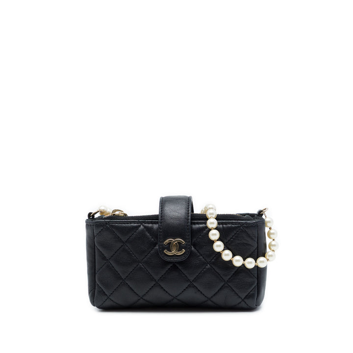 Chanel CC Matelassé O Perles fantaisie Chaîne Étui téléphone Pochette Mini Cuir d'agneau Noir – vue principale – GABY PARIS