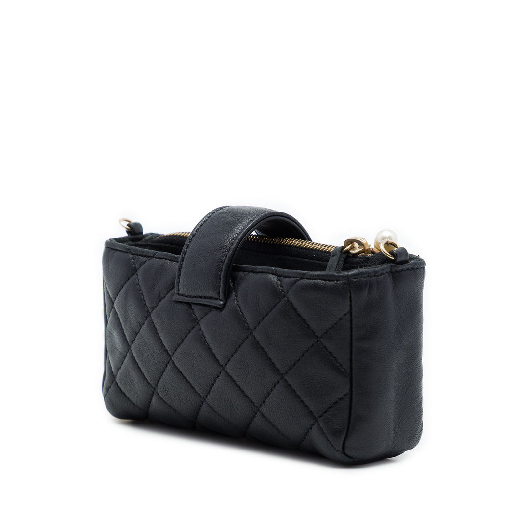 Chanel CC Matelassé O Perles fantaisie Chaîne Étui téléphone Pochette Mini Cuir d'agneau Noir – vue 2 – GABY PARIS