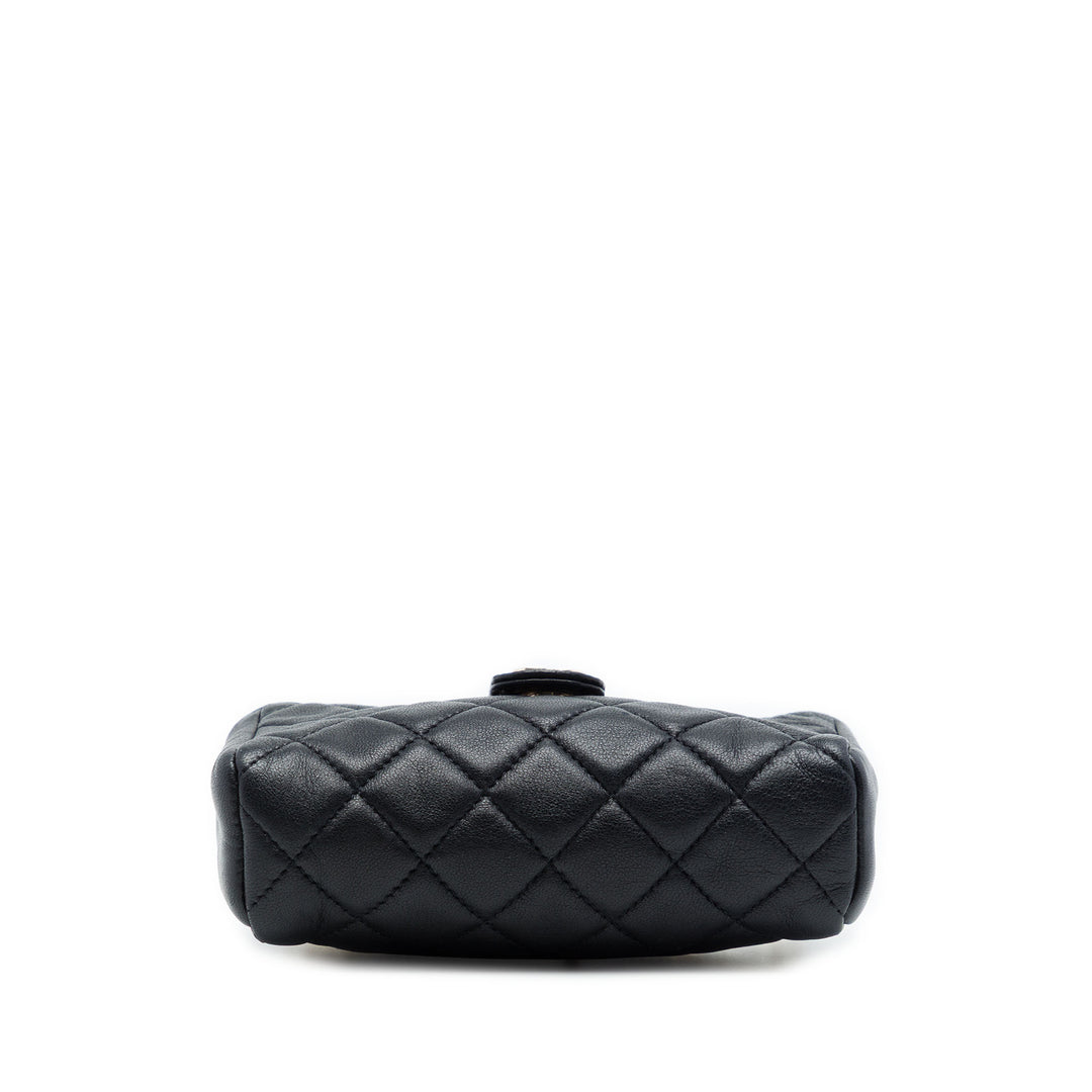 Chanel CC Matelassé O Perles fantaisie Chaîne Étui téléphone Pochette Mini Cuir d'agneau Noir – vue 3 – GABY PARIS