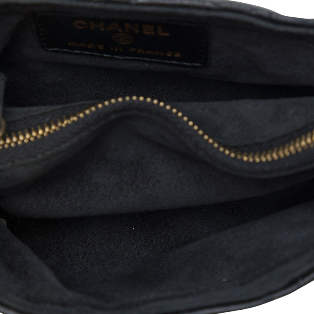 Chanel CC Matelassé O Perles fantaisie Chaîne Étui téléphone Pochette Mini Cuir d'agneau Noir – vue 4 – GABY PARIS