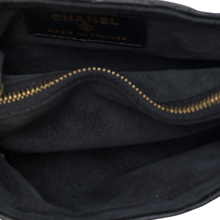 Chanel CC Matelassé O Perles fantaisie Chaîne Étui téléphone Pochette Mini Cuir d'agneau Noir – vue 4 – GABY PARIS