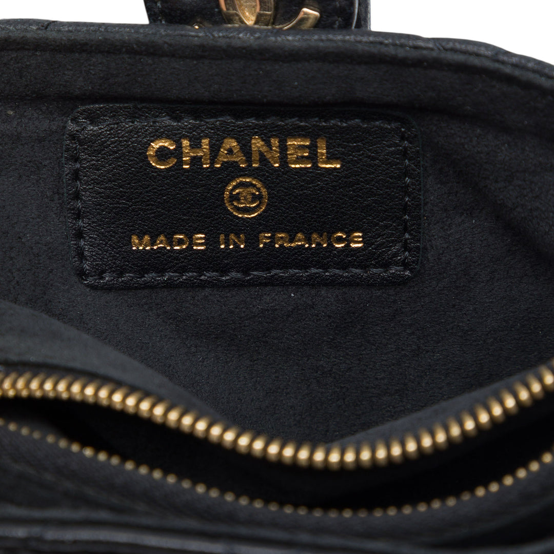Chanel CC Matelassé O Perles fantaisie Chaîne Étui téléphone Pochette Mini Cuir d'agneau Noir – vue 5 – GABY PARIS