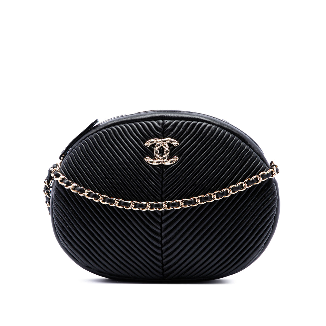 Chanel Chevron Pleated Ovale Sac caméra Cuir d'agneau Noir – vue principale – GABY PARIS