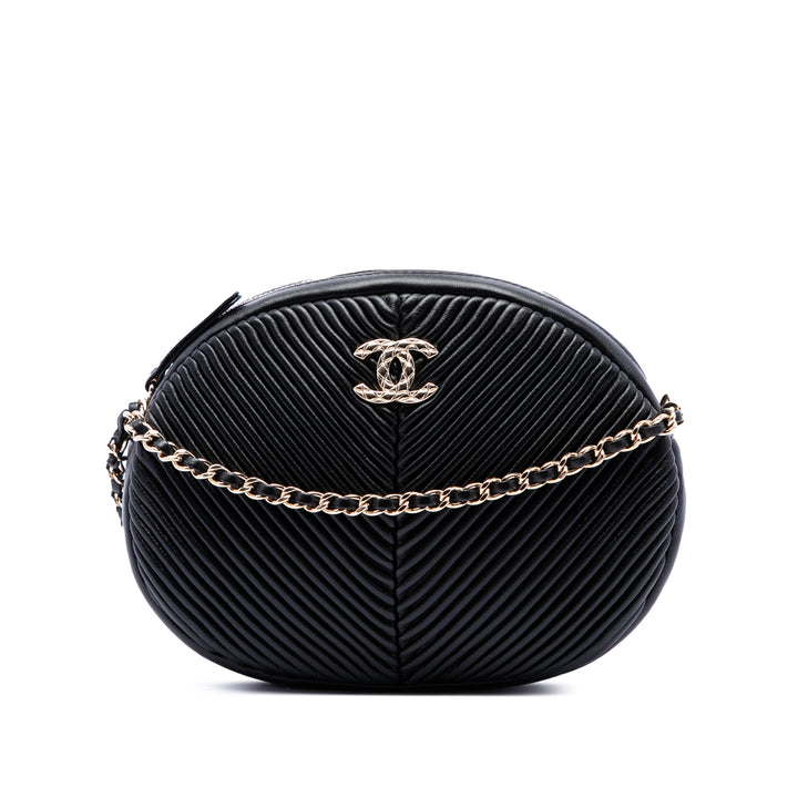 Chanel Chevron Pleated Ovale Sac caméra Cuir d'agneau Noir – vue principale – GABY PARIS
