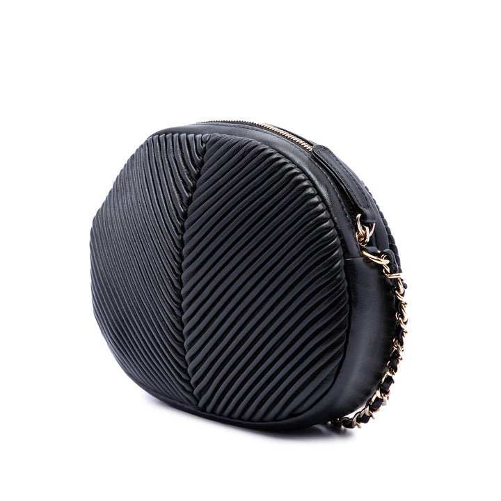 Chanel Chevron Pleated Ovale Sac caméra Cuir d'agneau Noir – vue 2 – GABY PARIS