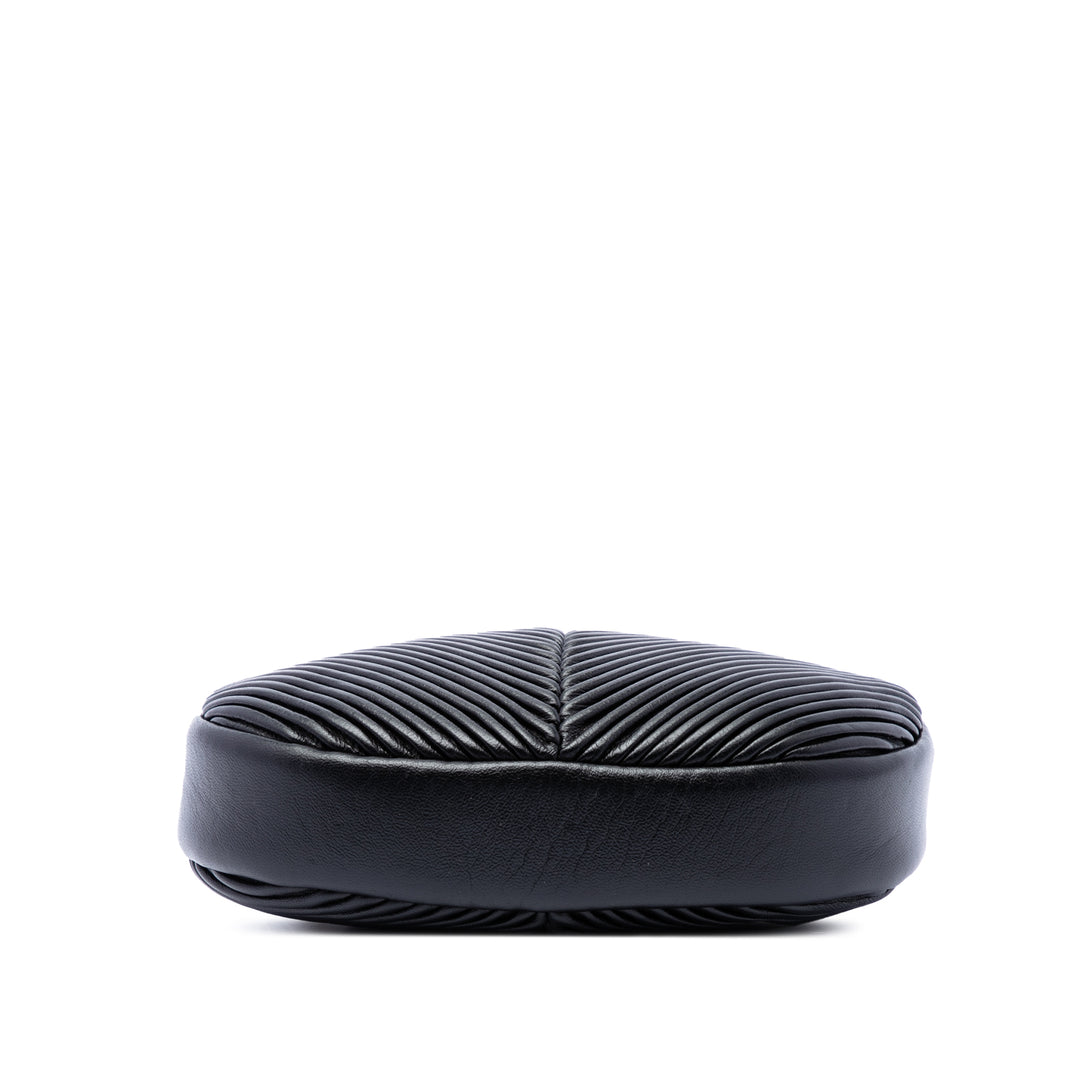 Chanel Chevron Pleated Ovale Sac caméra Cuir d'agneau Noir – vue 3 – GABY PARIS