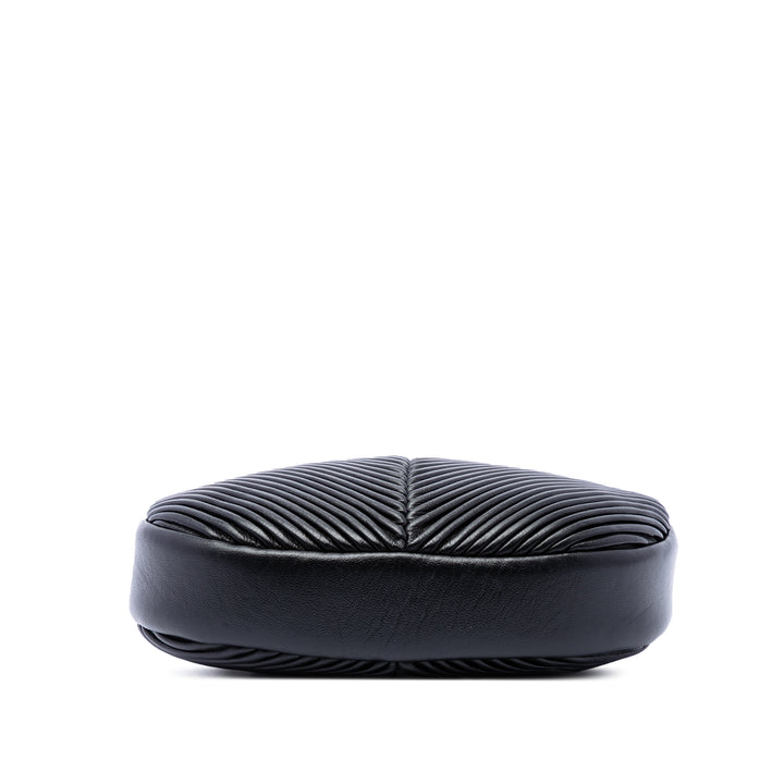 Chanel Chevron Pleated Ovale Sac caméra Cuir d'agneau Noir – vue 3 – GABY PARIS