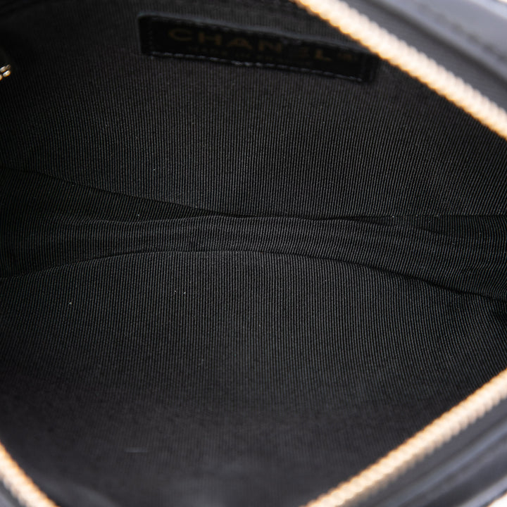 Chanel Chevron Pleated Ovale Sac caméra Cuir d'agneau Noir – vue 4 – GABY PARIS