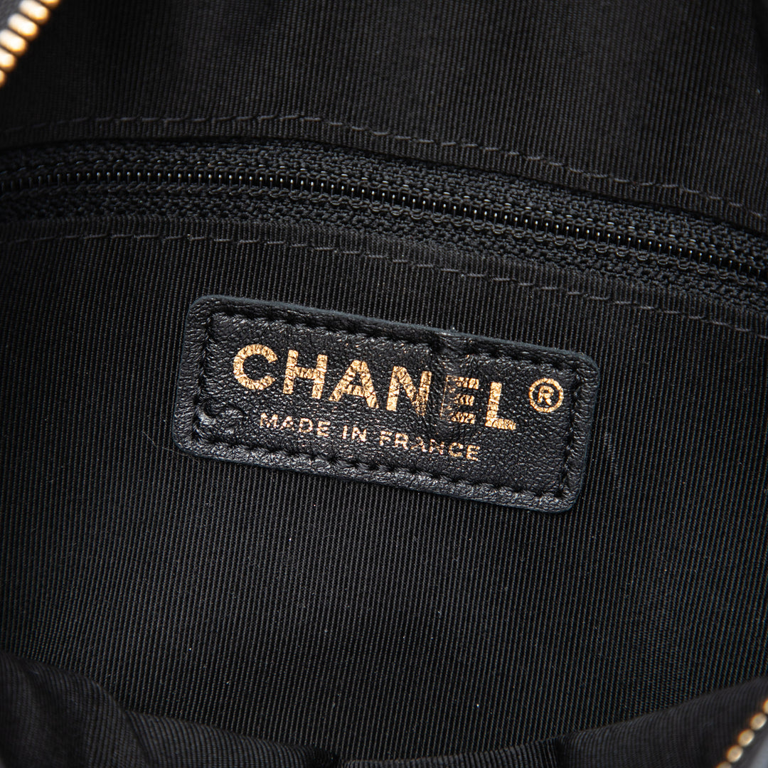 Chanel Chevron Pleated Ovale Sac caméra Cuir d'agneau Noir – vue 5 – GABY PARIS