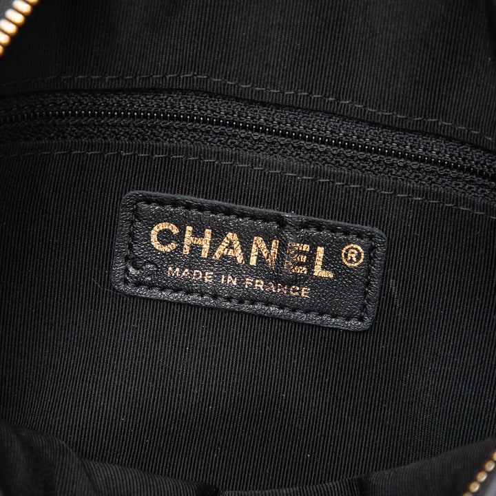 Chanel Chevron Pleated Ovale Sac caméra Cuir d'agneau Noir – vue 5 – GABY PARIS