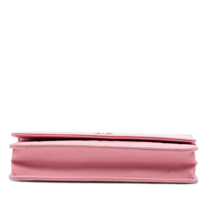 Chanel CC embossé Camellia Wallet on Chain Cuir d'agneau