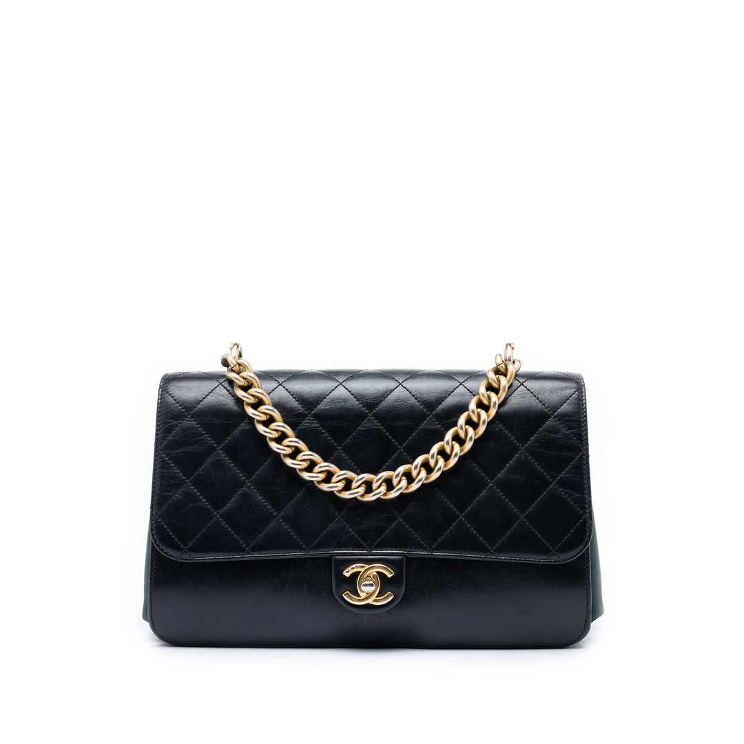 Chanel Sac à main Paris Cosmopolite Matelassé Straight Lined à rabat Moyen Cuir de veau Noir – vue principale – GABY PARIS