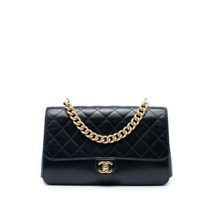 Chanel Sac à main Paris Cosmopolite Matelassé Straight Lined à rabat Moyen Cuir de veau Noir – vue principale – GABY PARIS