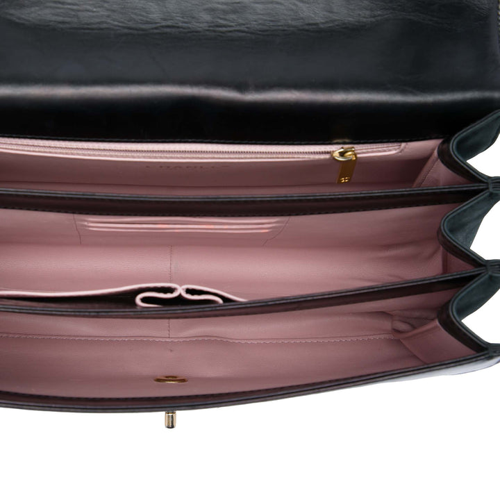 Chanel Sac à main Paris Cosmopolite Matelassé Straight Lined à rabat Moyen Cuir de veau Noir – vue 4 – GABY PARIS