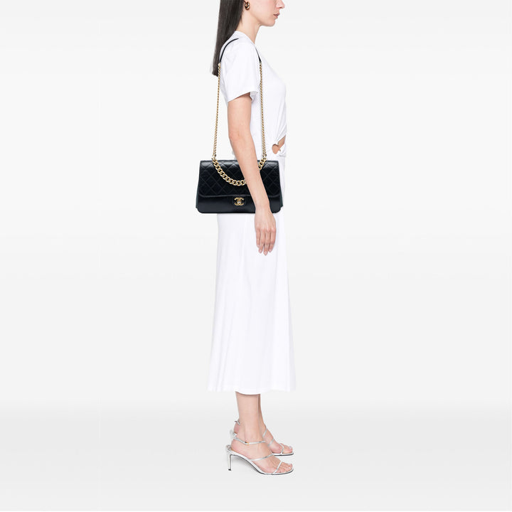 Chanel Sac à main Paris Cosmopolite Matelassé Straight Lined à rabat Moyen Cuir de veau Noir – vue 5 – GABY PARIS