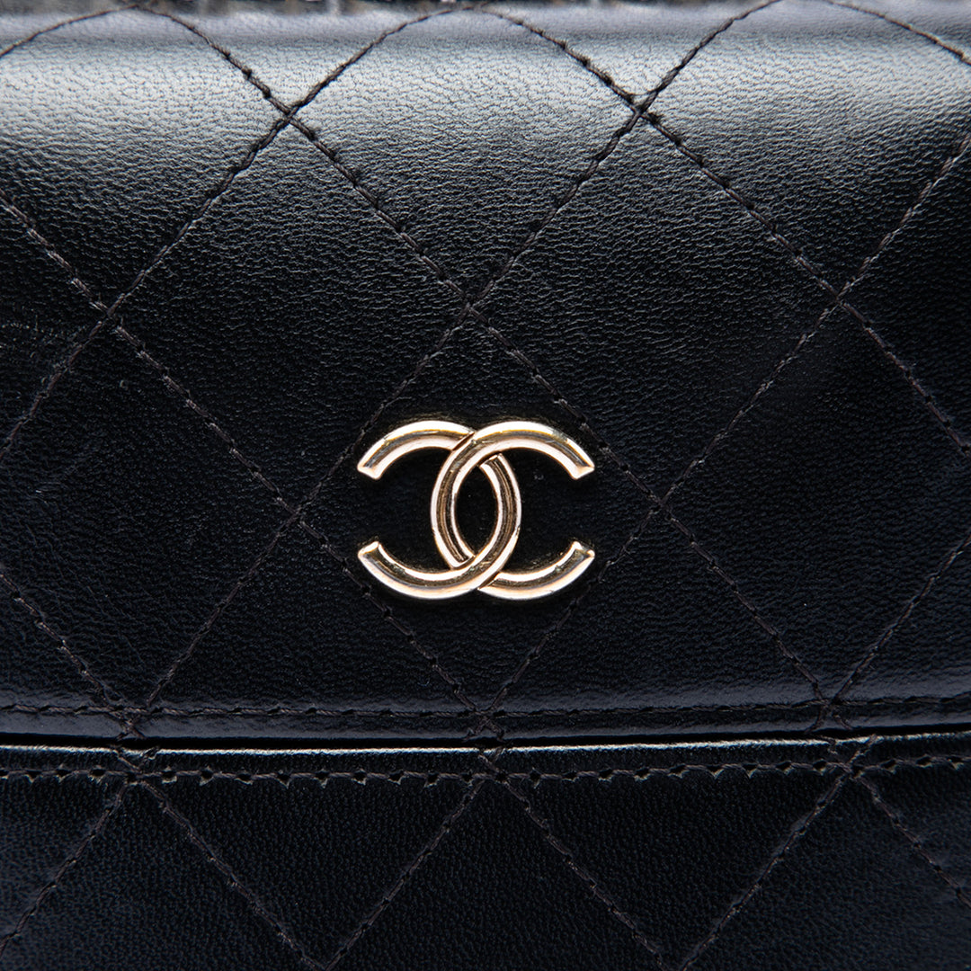 Chanel CC Matelassé Cuir d’agneau Sac rond à chaîne Phone Holder
