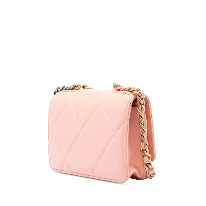 Chanel Matelassé Cuir d’agneau 19 Wallet on Chain