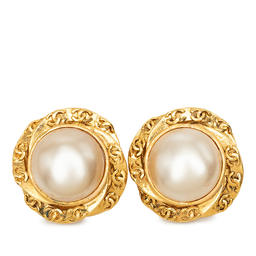 Chanel Boucles d'oreilles CC Perles fantaisie À clip plaqué or – vue principale – GABY PARIS