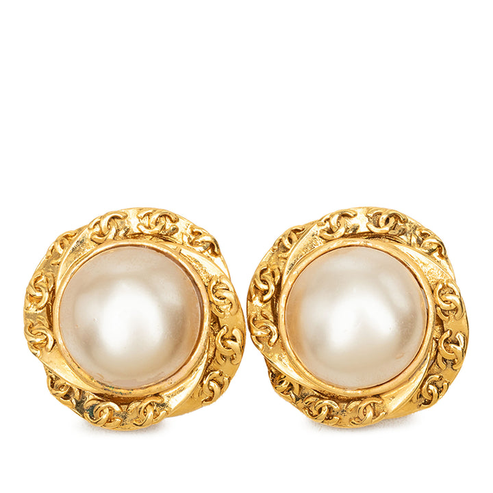 Chanel Boucles d'oreilles CC Perles fantaisie À clip plaqué or – vue principale – GABY PARIS