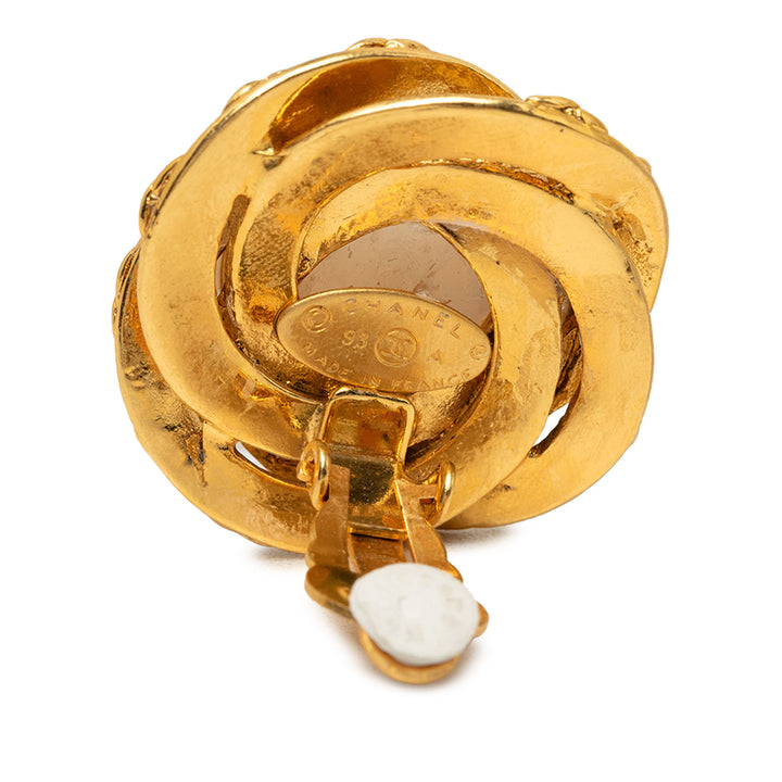 Chanel Boucles d'oreilles CC Perles fantaisie À clip plaqué or – vue 3 – GABY PARIS