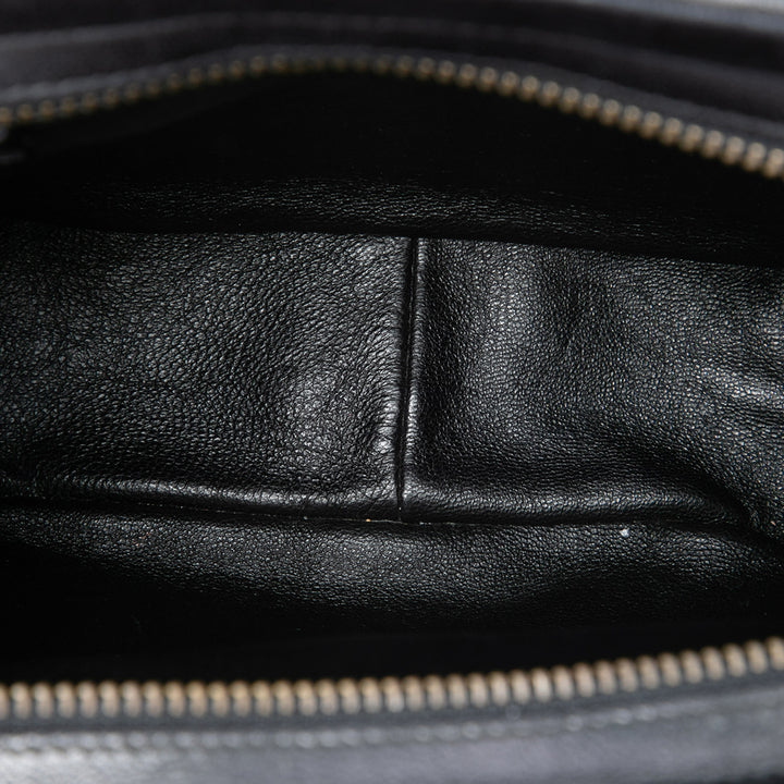 Chanel CC Matelassé Pompon Sac Cuir d'agneau Noir – vue 4 – GABY PARIS