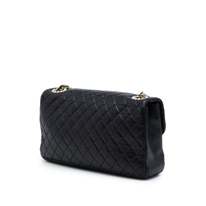 Chanel Matelassé Westminster Perle à rabat Moyen Cuir d'agneau Noir – vue 2 – GABY PARIS