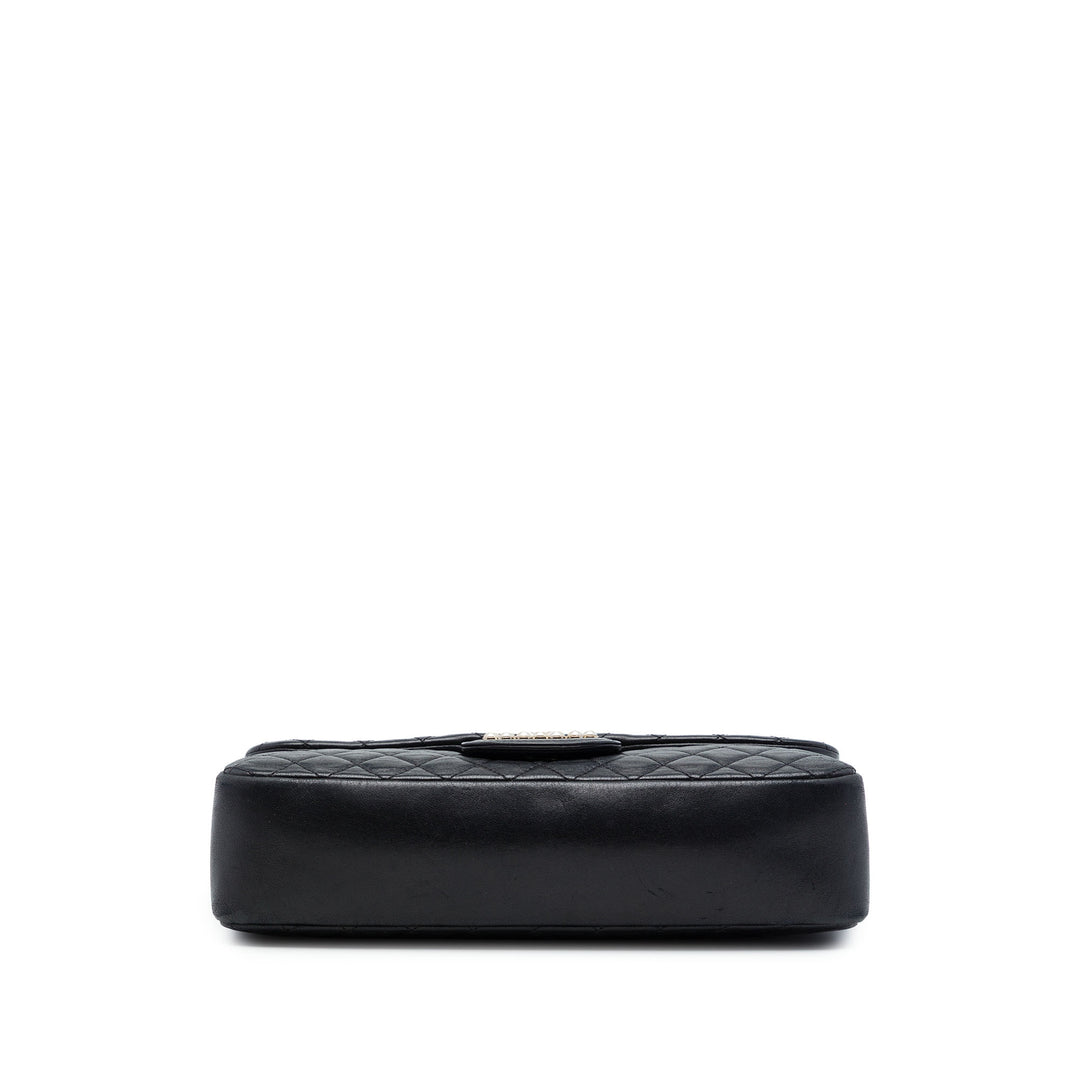 Chanel Matelassé Westminster Perle à rabat Moyen Cuir d'agneau Noir – vue 3 – GABY PARIS