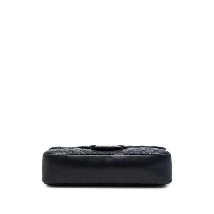 Chanel Matelassé Westminster Perle à rabat Moyen Cuir d'agneau Noir – vue 3 – GABY PARIS