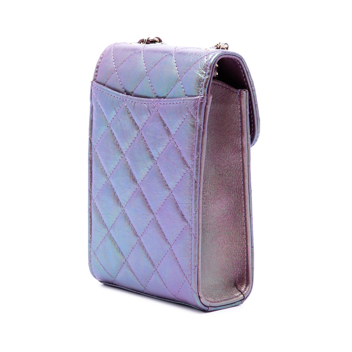 Chanel CC Matelassé Iridescent Cuir d’agneau Phone Holder avec chaîne