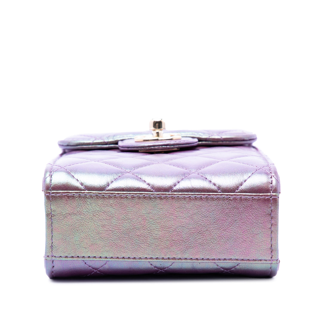 Chanel CC Matelassé Iridescent Cuir d’agneau Phone Holder avec chaîne