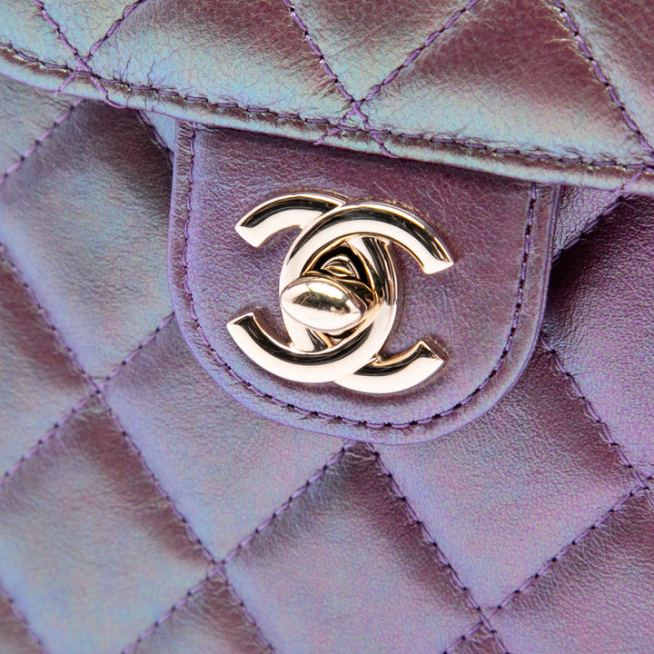 Chanel CC Matelassé Iridescent Cuir d’agneau Phone Holder avec chaîne