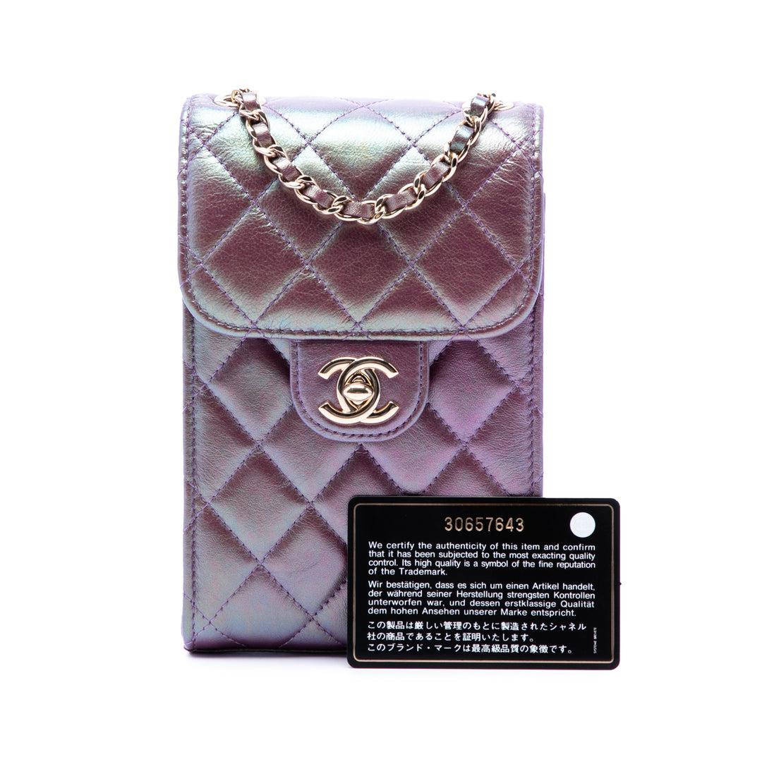 Chanel CC Matelassé Iridescent Cuir d’agneau Phone Holder avec chaîne