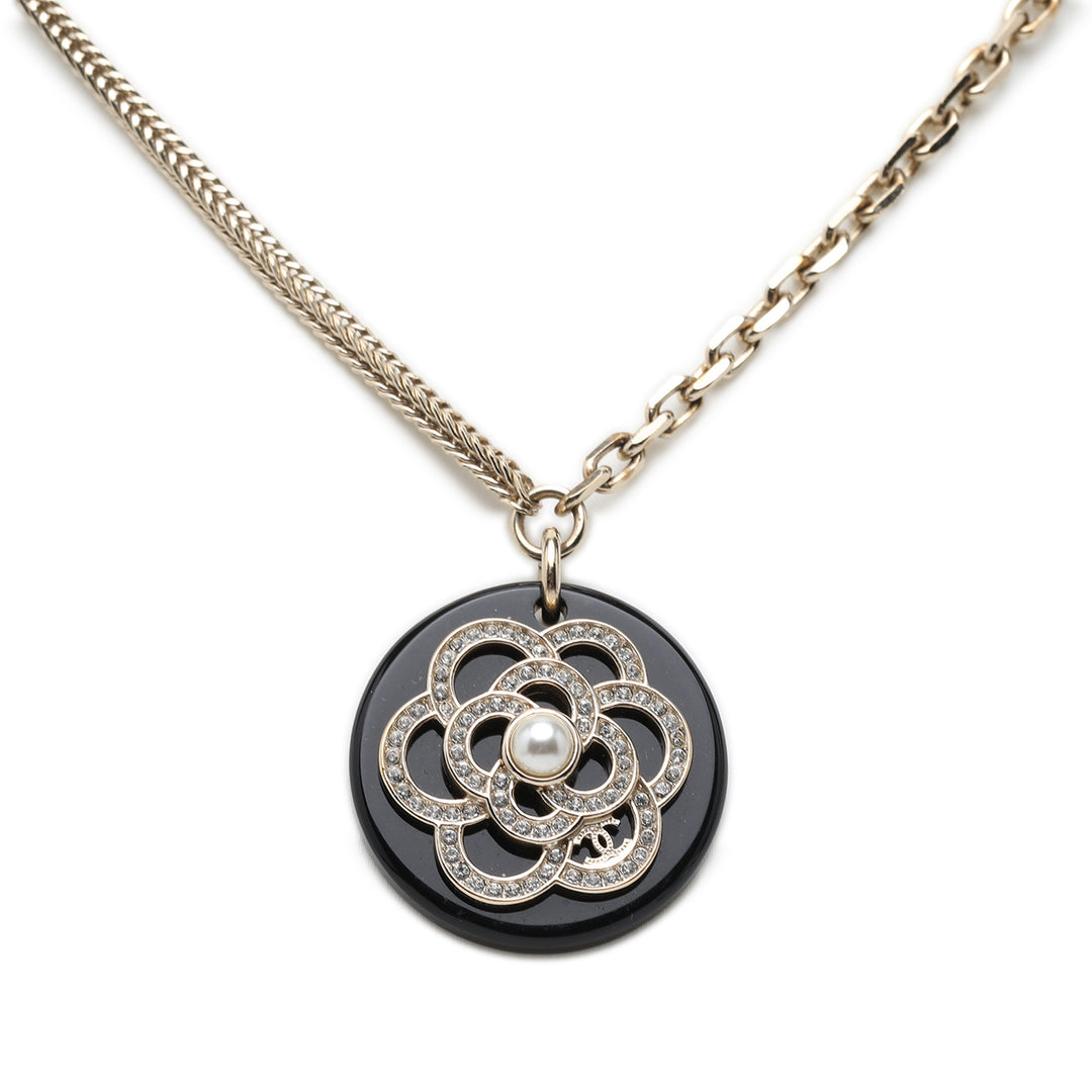 Chanel CC plaqué Resin Strass Perles fantaisie Camellia Rond Pendant Collier Métal
