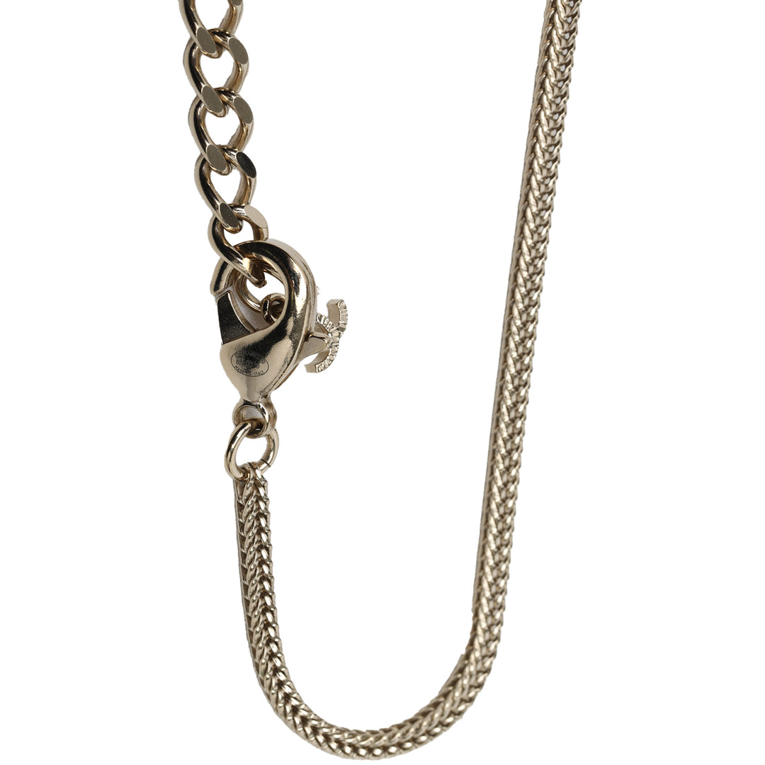 Chanel CC plaqué Resin Strass Perles fantaisie Camellia Rond Pendant Collier Métal