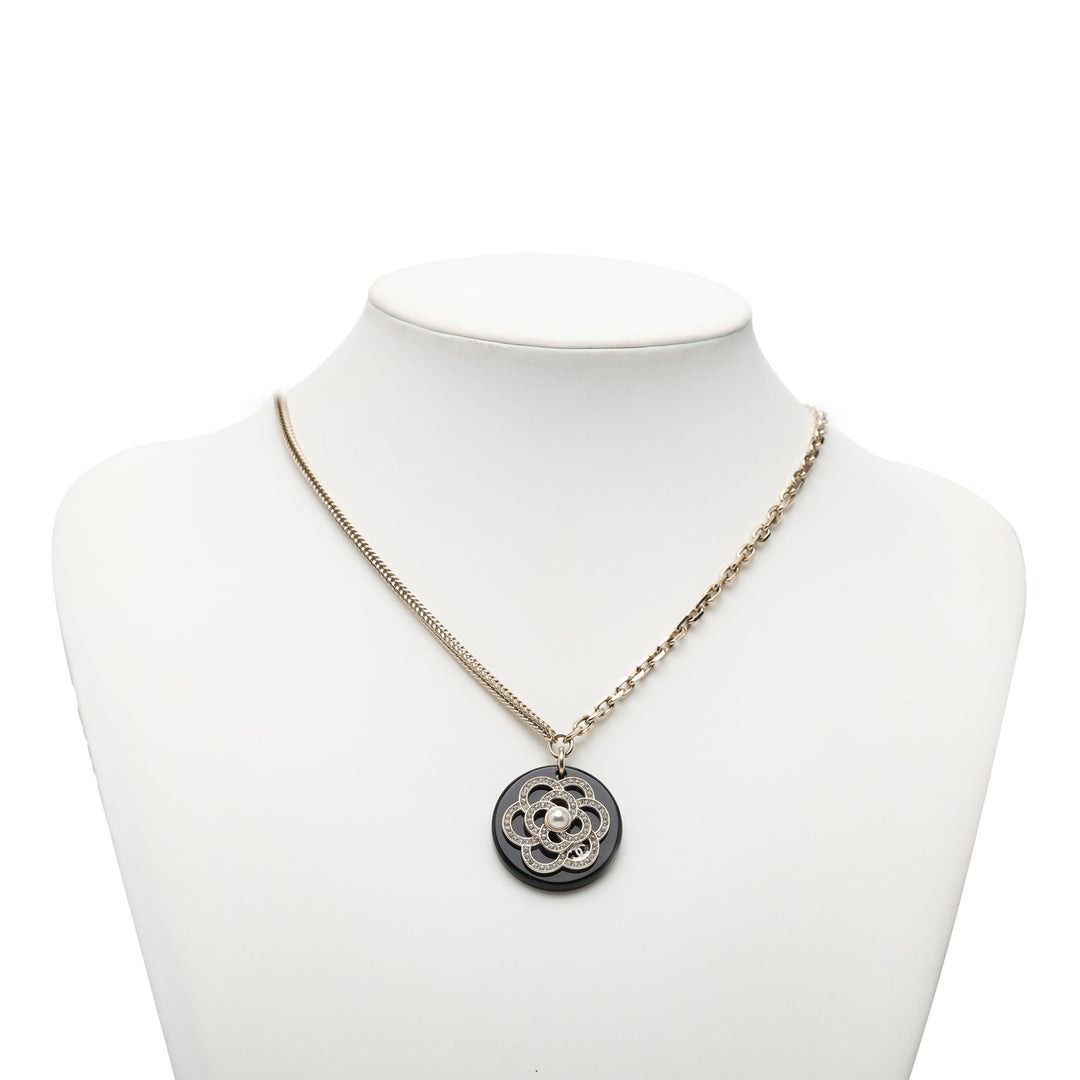 Chanel CC plaqué Resin Strass Perles fantaisie Camellia Rond Pendant Collier Métal