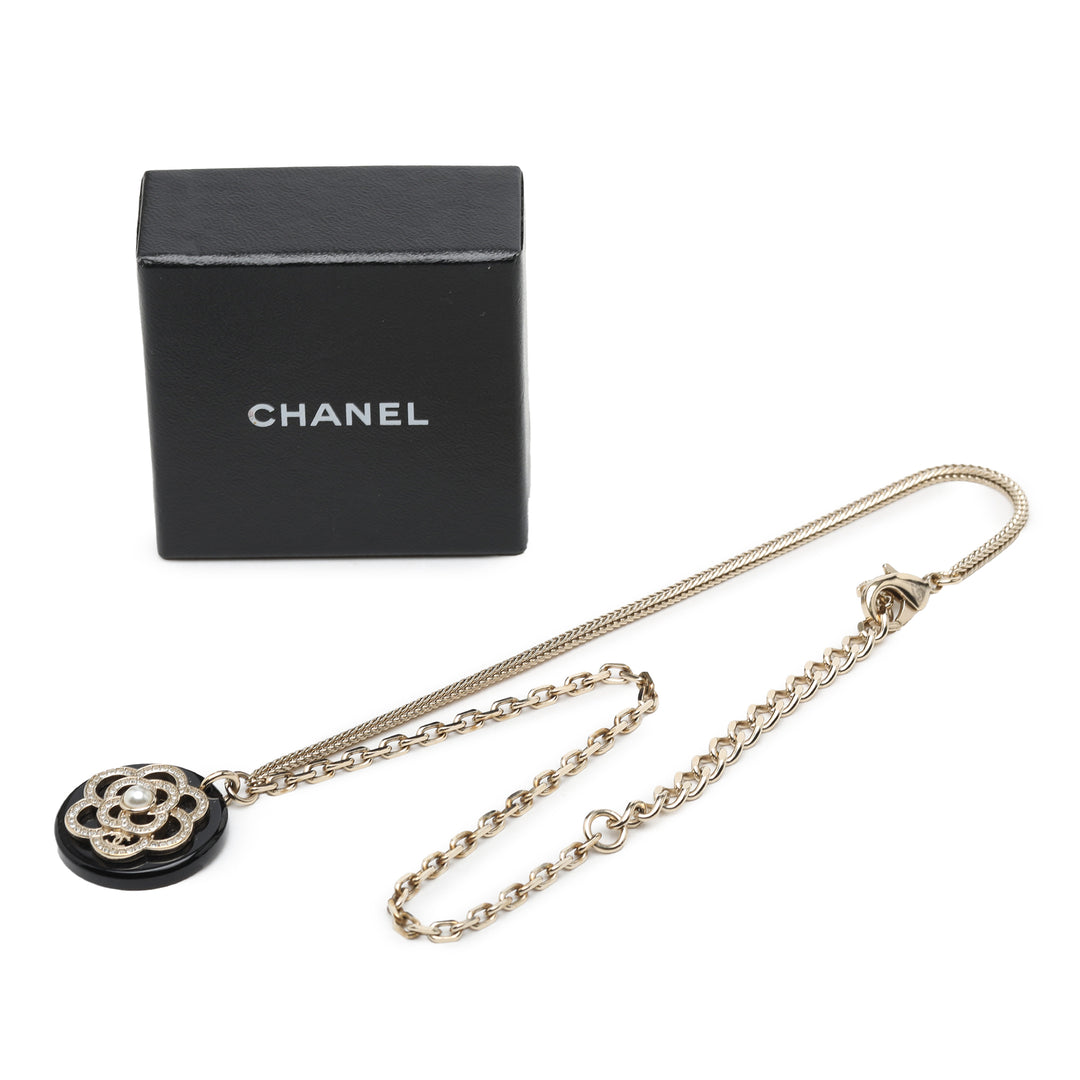 Chanel CC plaqué Resin Strass Perles fantaisie Camellia Rond Pendant Collier Métal