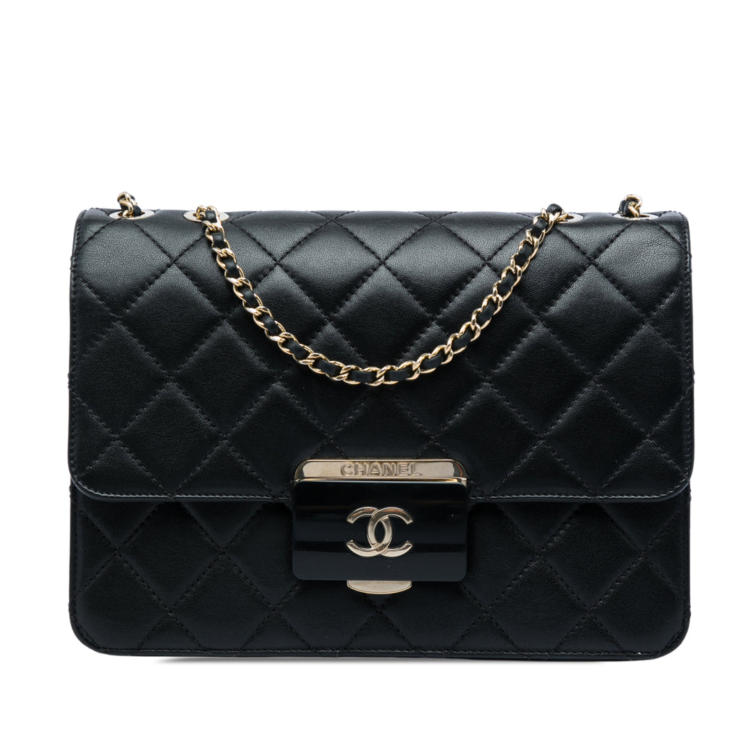 Chanel Matelassé Beauty Lock à rabat Moyen de mouton Noir – vue principale – GABY PARIS