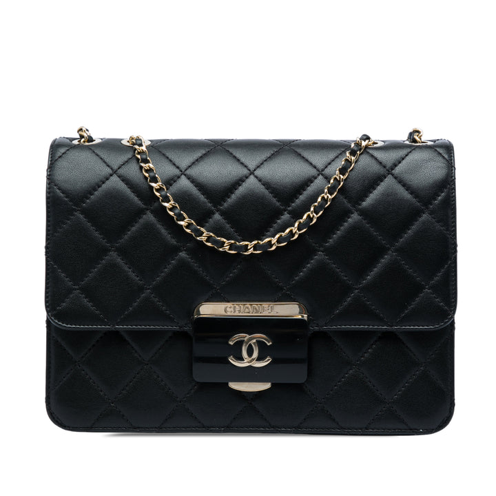 Chanel Matelassé Beauty Lock à rabat Moyen de mouton Noir – vue principale – GABY PARIS