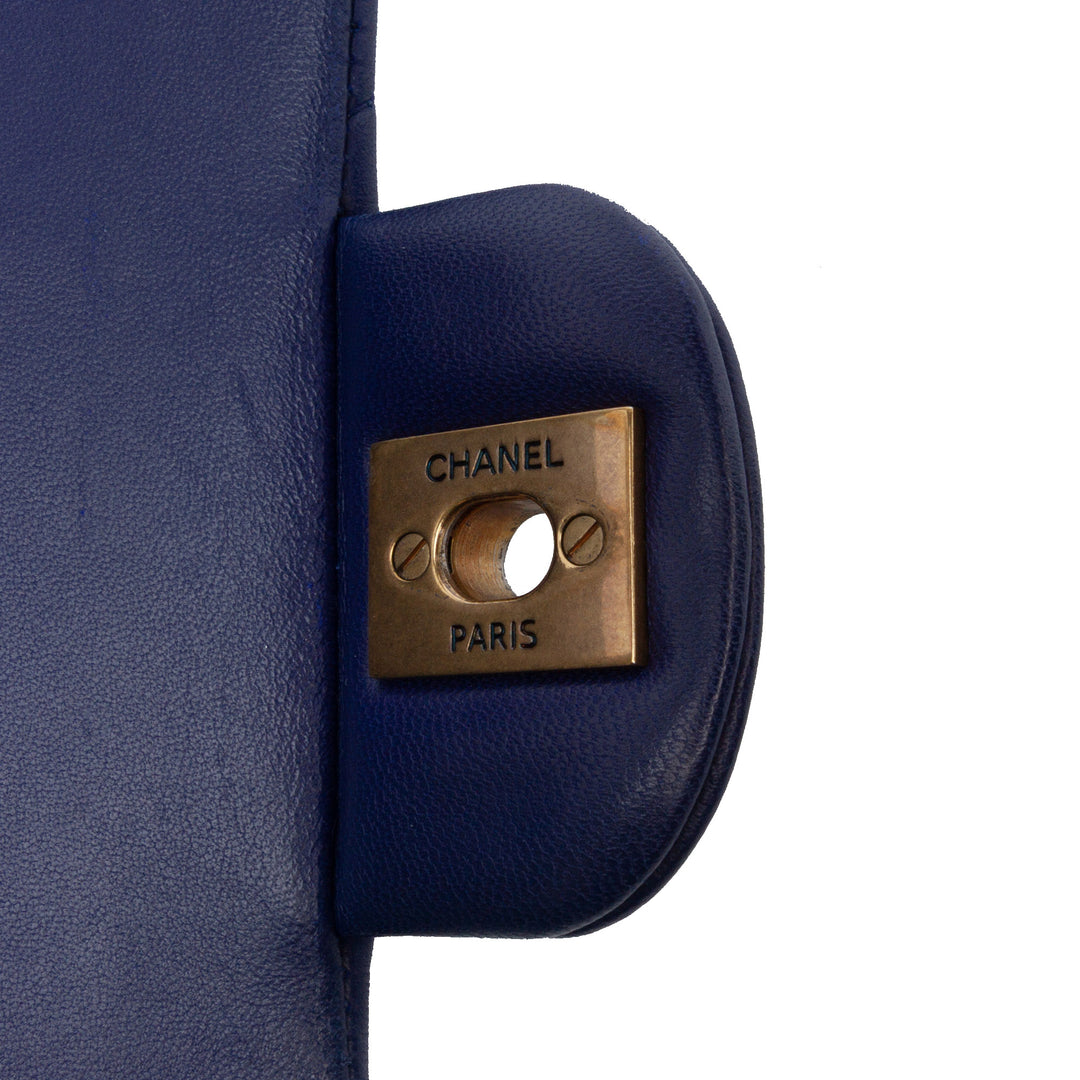 Chanel Medium Classic Chevron Cuir d’agneau Double rabat Bleu