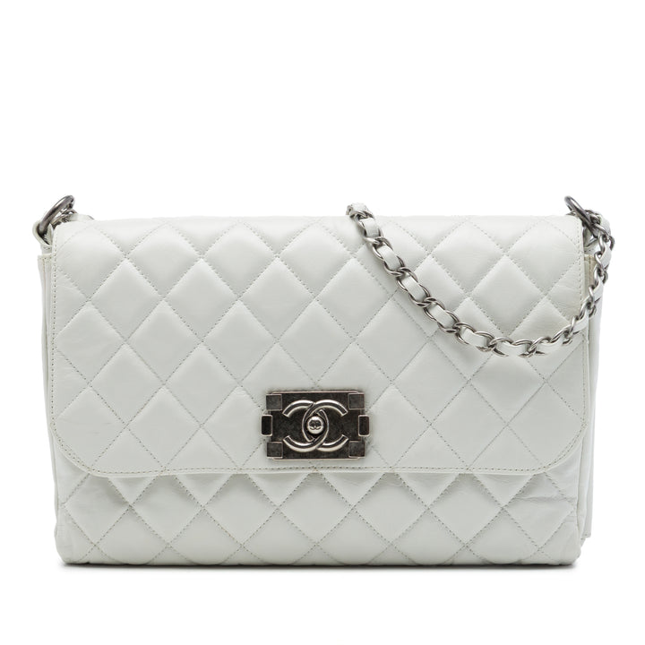 Chanel Sac porté épaule Matelassé Glacé Souple Boy à rabat Cuir de veau Blanc – vue principale – GABY PARIS