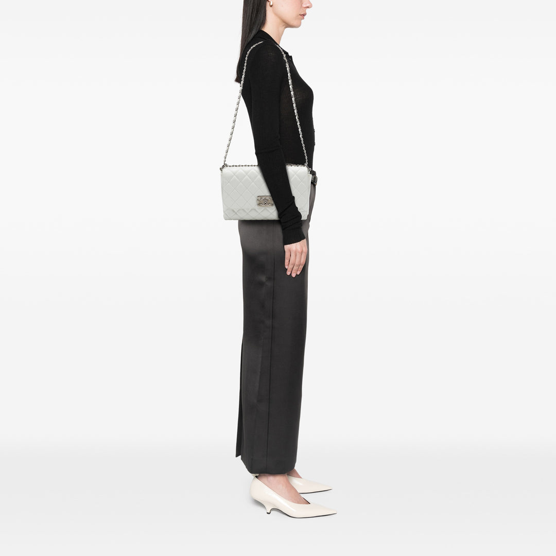 Chanel Sac porté épaule Matelassé Glacé Souple Boy à rabat Cuir de veau Blanc – vue 6 – GABY PARIS