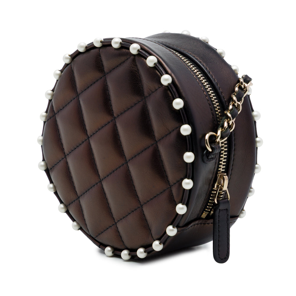 Chanel CC Matelassé Métallisé Perle clouté Rond Pochette avec chaîne Cuir d'agneau Marron – vue 2 – GABY PARIS
