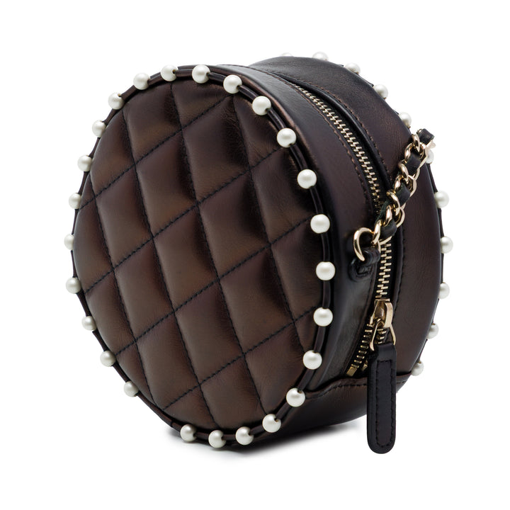 Chanel CC Matelassé Métallisé Perle clouté Rond Pochette avec chaîne Cuir d'agneau Marron – vue 2 – GABY PARIS