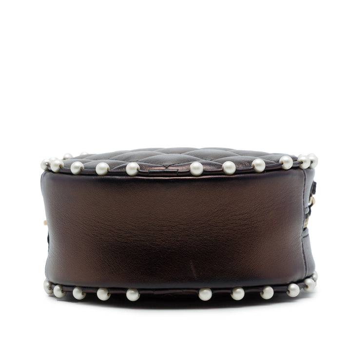Chanel CC Matelassé Métallisé Perle clouté Rond Pochette avec chaîne Cuir d'agneau Marron – vue 3 – GABY PARIS